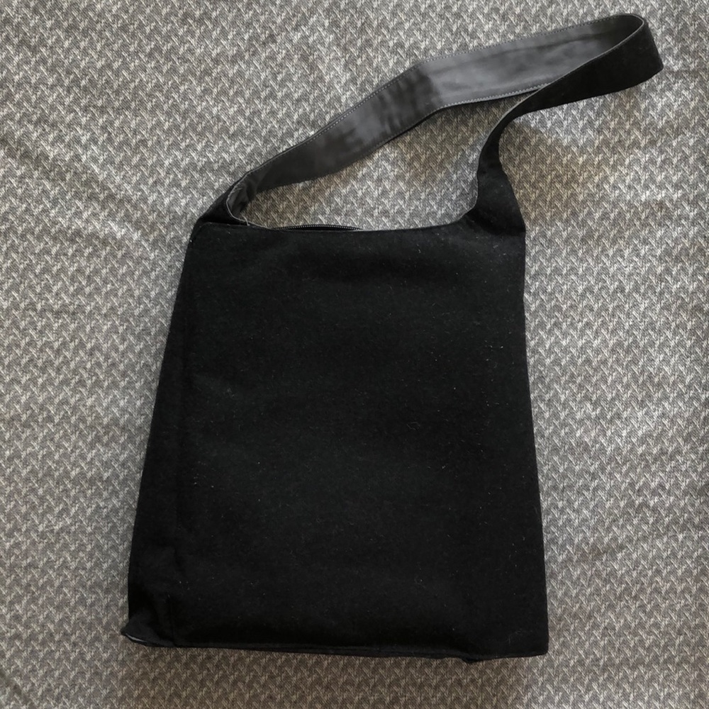 Speck A-line 10.2” Laptop Tote (Black/Grey) - Picture 2 of 7